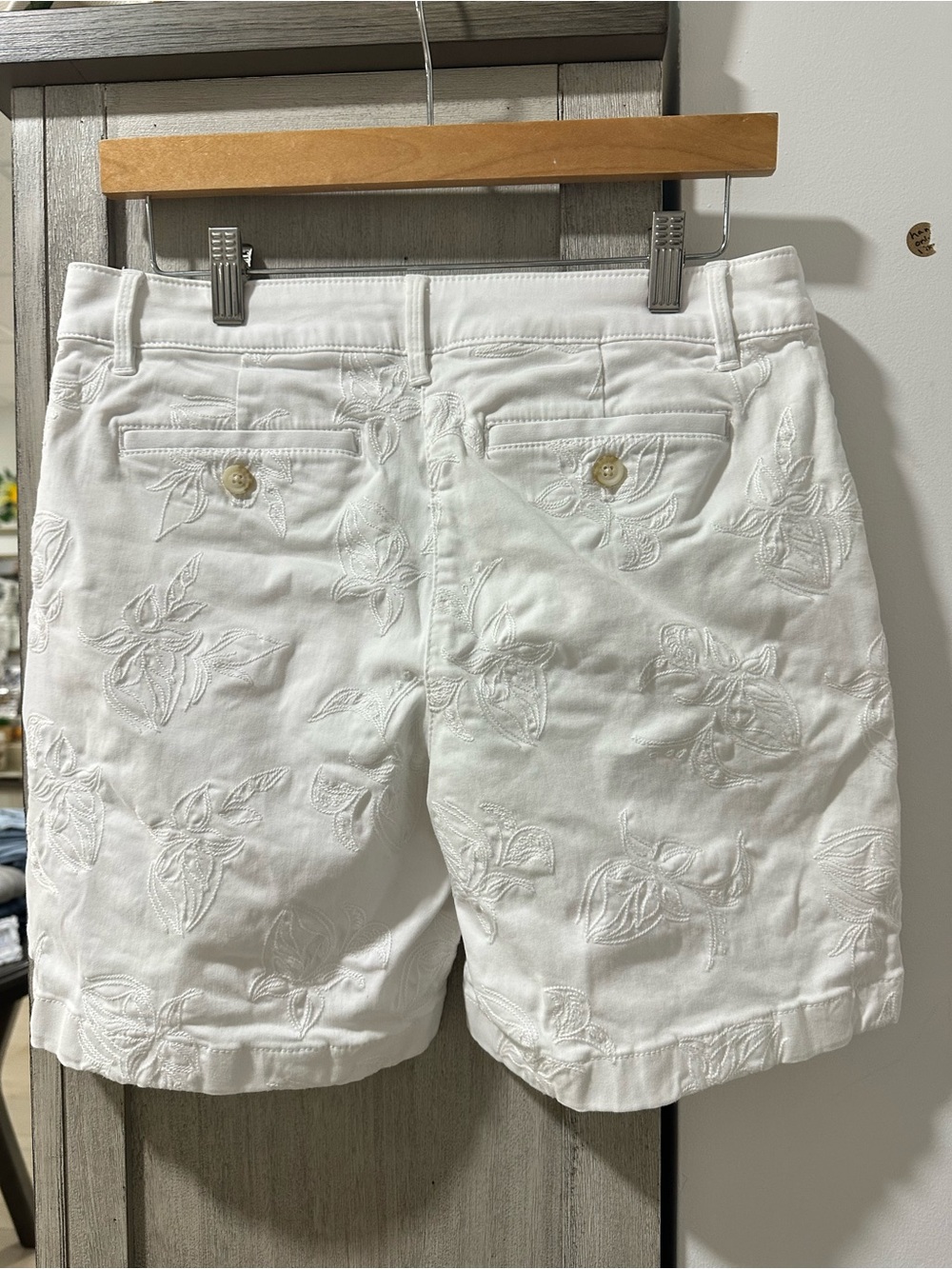Tommy Bahama White Floral Embroidered Bermuda Shorts Size 6 Coastal Resort - Picture 6 of 8